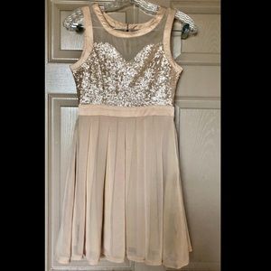 MAKE AN OFFER‼️Ally Cocktail Dress Size 2